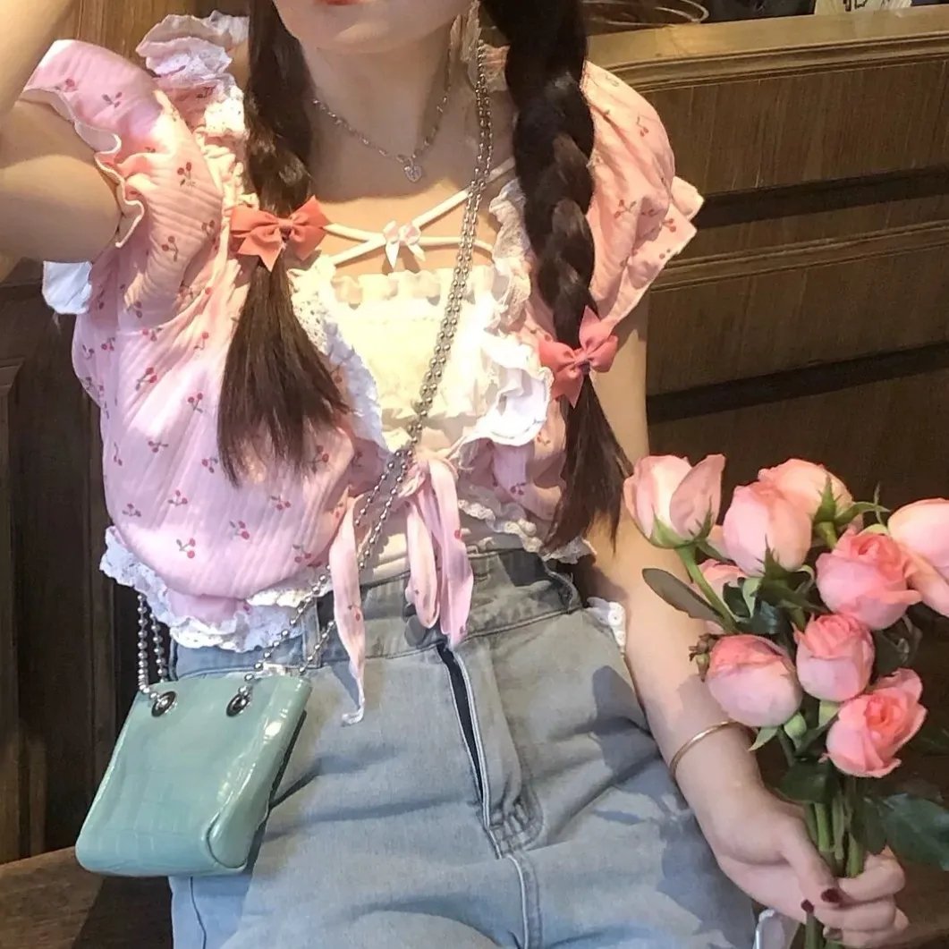 给小酒馆女子喝高杯酒海报